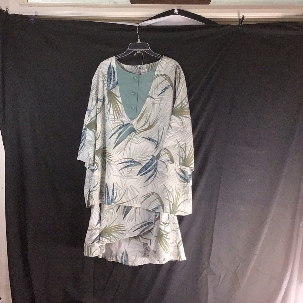 Never worn plus size 3X 2 piece top & skirt set. White w/ blue palm frond motif.
